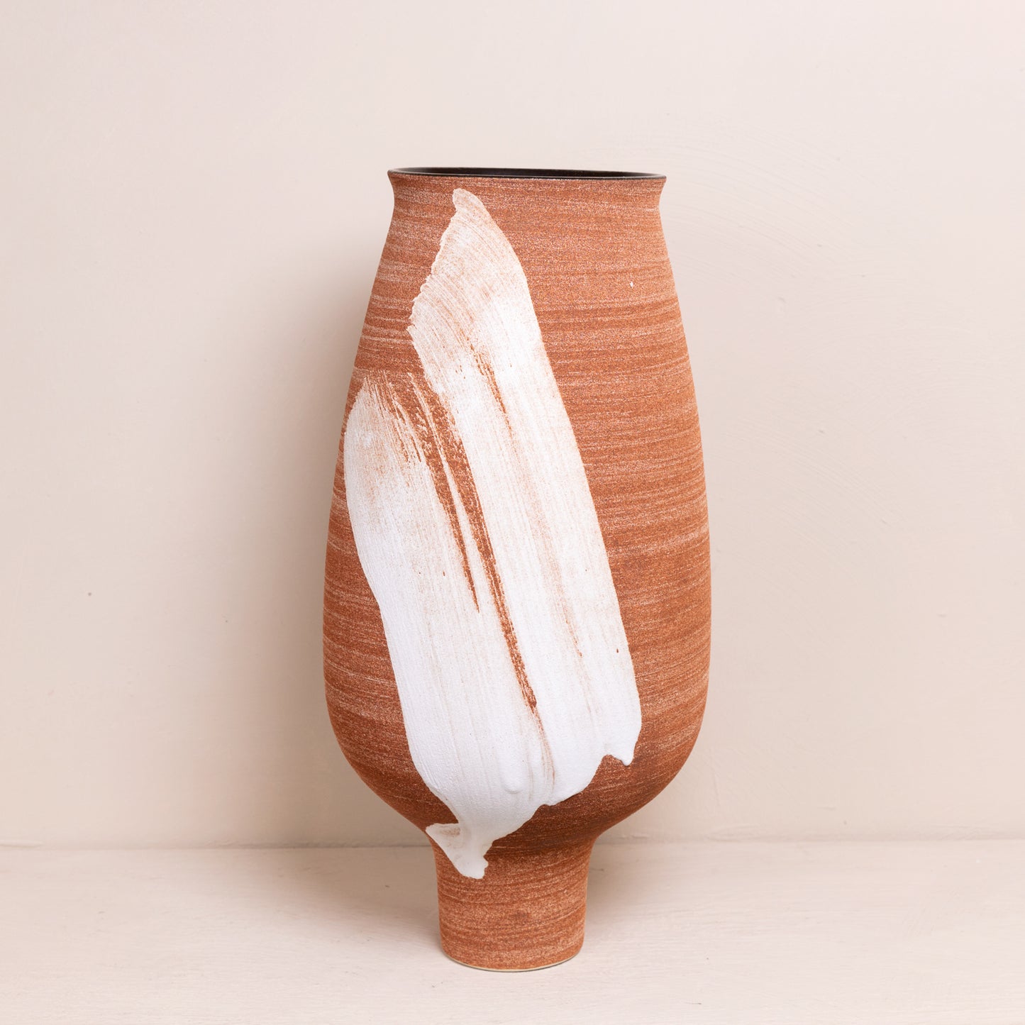 Keramische handgemaakte kunst vaas met een prachtig ontwerp